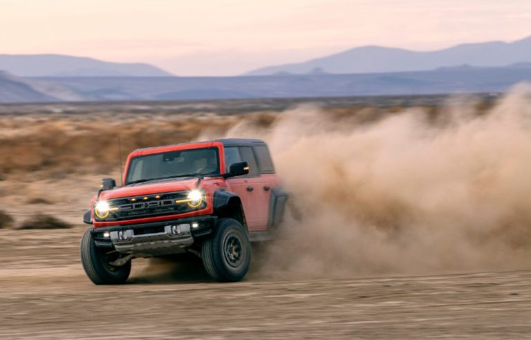 La Ford Bronco Raptor 2022, que compite por el desierto y trepa rocas, debuta como la Bronco legal en la calle más poderosa de la historia