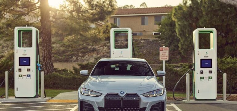BMW of North America y Electrify America anuncian una colaboración que proporciona dos años de carga gratuita de 30 minutos para los clientes de BMW EV