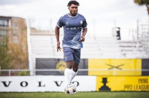 Volvo Car USA y el club de fútbol Charleston Battery revelan el diseño del uniforme inspirado en la recarga C40