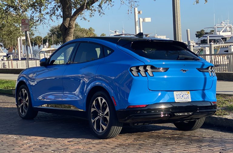 Ford Mustang Mach-E destrona al Tesla Model 3 como la principal recomendación EV de Consumer Reports