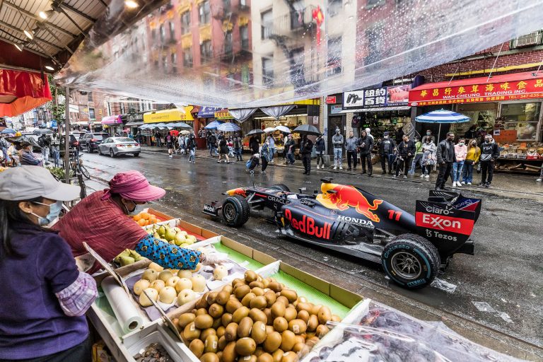 NUEVO VIDEO: CHECO PÉREZ MANEJA UN F1 DE NEW YORK A FLORIDA