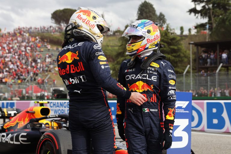 1 y 2 Red Bull gana la carrera en Ímola, Italia
