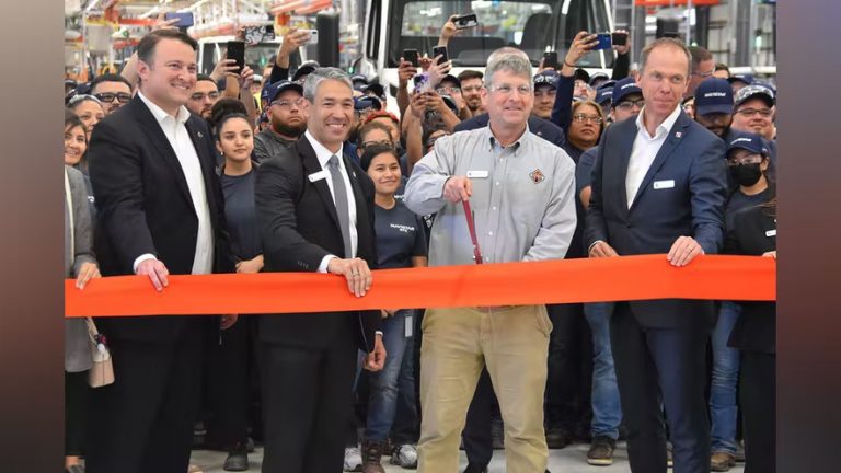 Navistar abre la primera planta de ensamblaje de camiones en EE. UU. en casi 3 décadas
