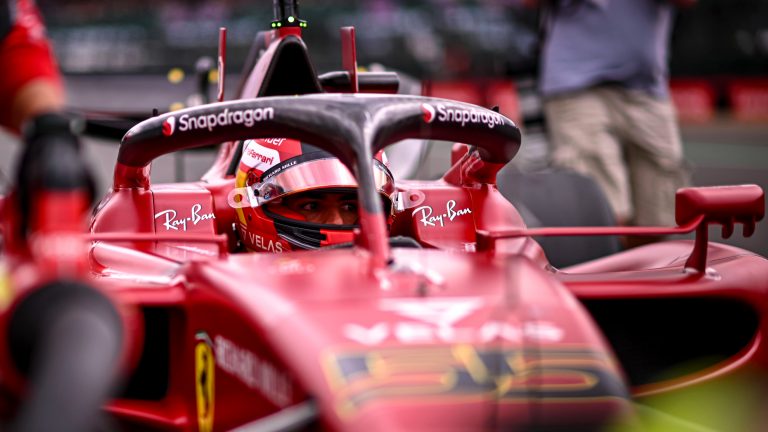 Sainz consigue su primera victoria en la F1 y Checo protagoniza un remontada épica