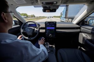 BlueCruise agrega cambio de carril manos libres, tecnología para facilitar el uso compartido de la carretera con vehículos más grandes en modelos clave 2023