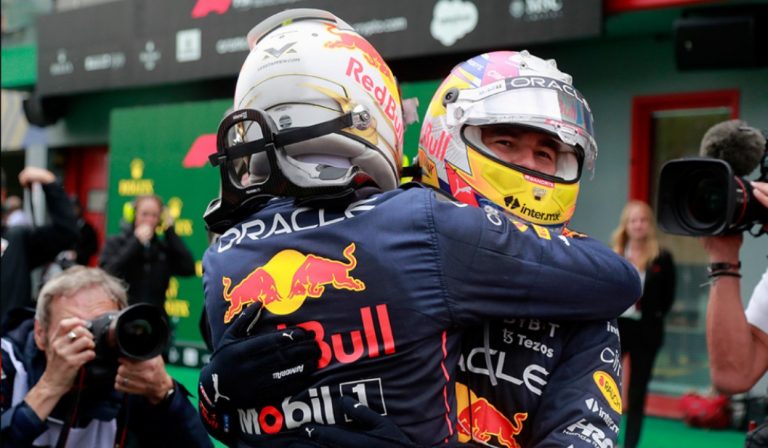 La larga lista de veces que Sergio Pérez ha ayudado a Max Verstappen