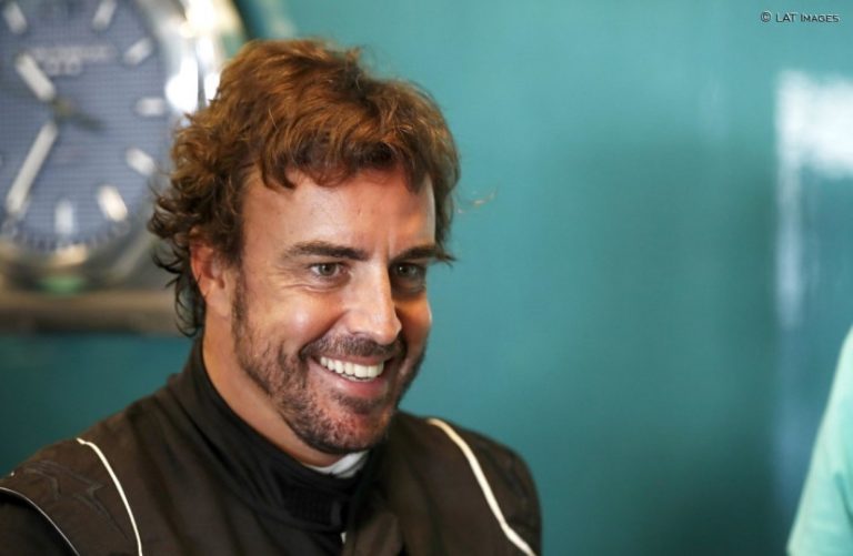 Alonso, al bajarse del Aston Martin: «Estoy muy feliz»