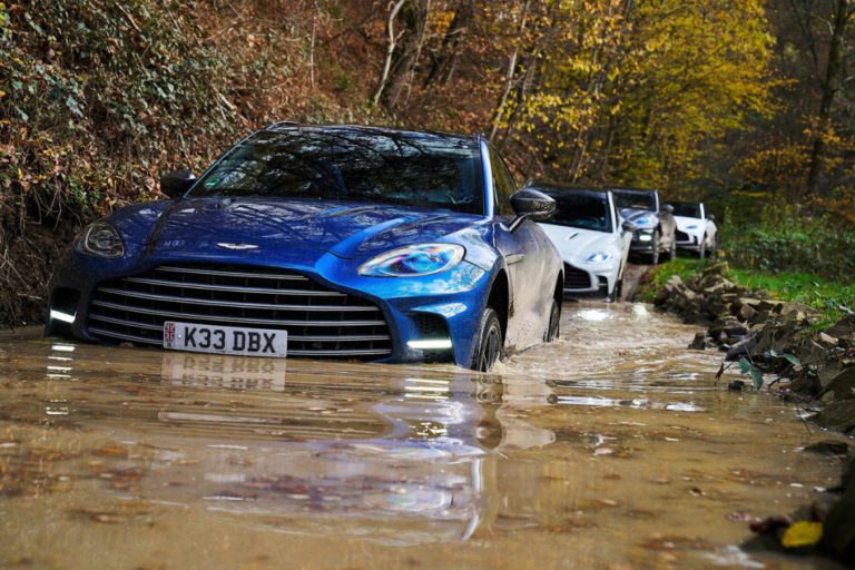ASTON MARTIN DBX 707 EL NUEVO LORD INGLES
