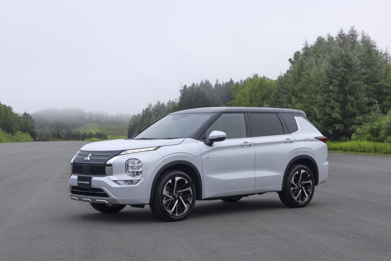 El nuevo Mitsubishi Outlander 2023 híbrido enchufable (PHEV) se destaca en el Auto Show de Twin Cities 2022