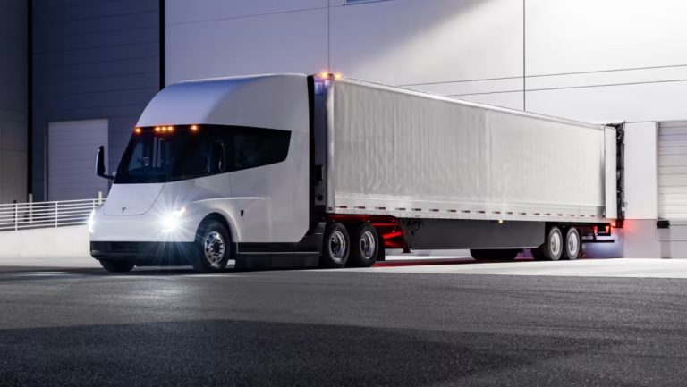 Se entrega el primer semirremolque Tesla con una autonomía de 800 km y la carga más potente del mundo