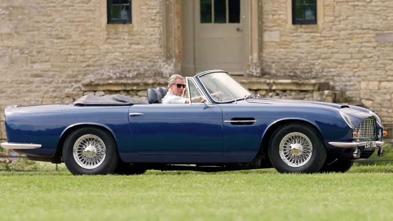 El rey Carlos III y su Aston Martin que utiliza bioetanol basado en vino y queso