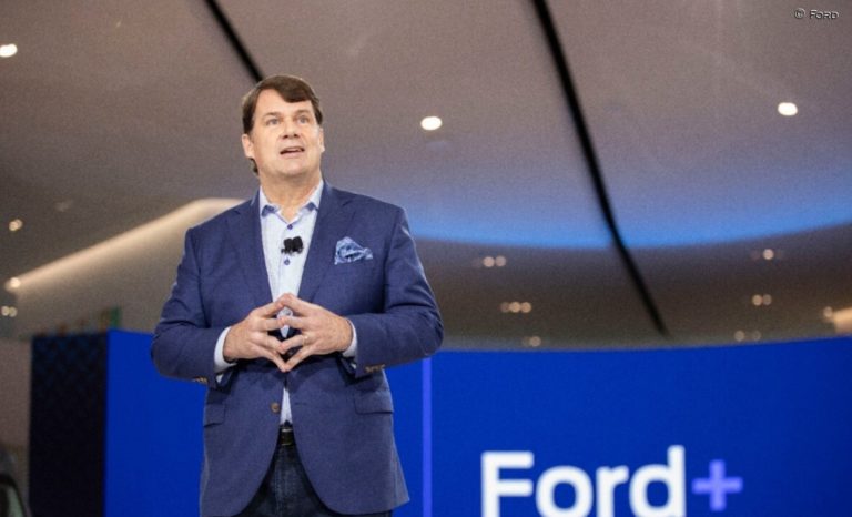 Jim Farley, CEO de Ford, correrá con un GT4 en Daytona