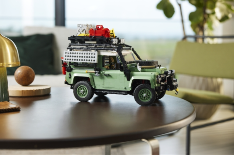 LEGO Icons lanza el juego Classic Defender 90