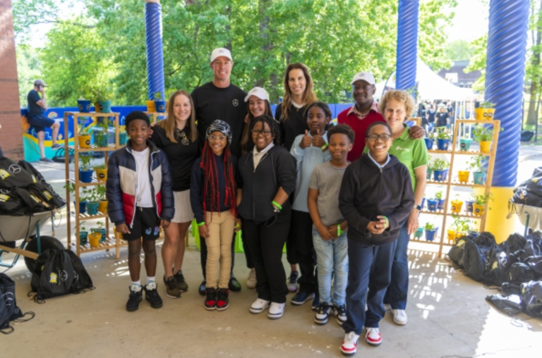 Mercedes Benz USA y la leyenda de la NFL Matt Ryan construyen un laboratorio de aprendizaje al aire libre por Out Teach, en la escuela primaria Dunbar en Atlanta