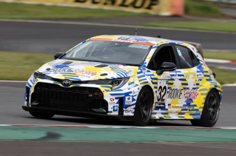 El Toyota GR Corolla H2 es el primer auto que compite utilizando hidrógeno líquido como combustible