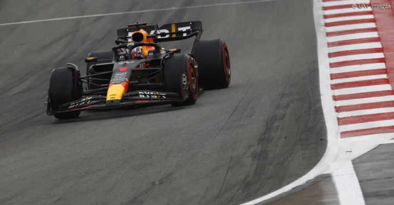 Verstappen arrasa en una clasificación sobre seco en España; Sainz, segundo