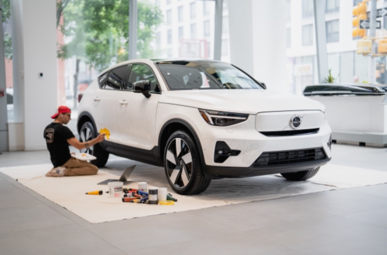 Volvo Car USA celebra la tradición sueca del solsticio de verano con un SUV C40 Recharge pintado a mano y completamente eléctrico
