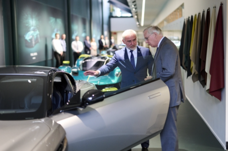 Su Alteza Real el Duque de Gloucester visita la sede de Aston Martin