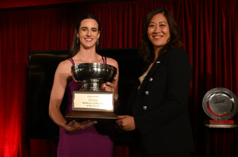 Caitlin Clark gana la Copa Honda; Nombrada Atleta Colegial Femenina del Año