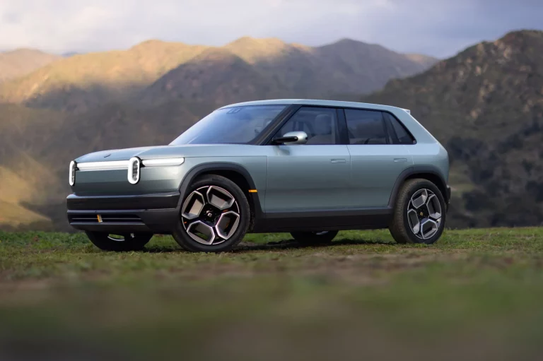 RIVIAN LEVANTA VUELO CON EL DEBUT DE LA R2 Y EL INESPERADO R3 SPORT: UN GALLITO DE LAS ROCAS