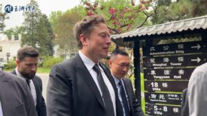 Elon Musk aterrizó en Beijing para buscar la aprobación del FSD China