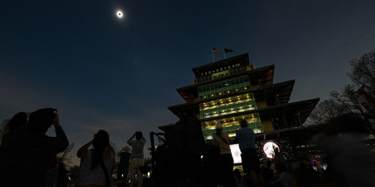 Más de 50,000 personas de todo el mundo acudieron al Indianapolis Motor Speedway para ver el Eclipse Total