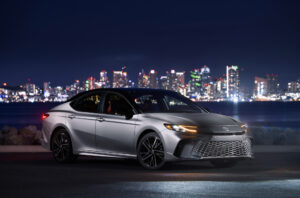 Toyota Camry con nueva apariencia vuelve exclusivamente híbrido
