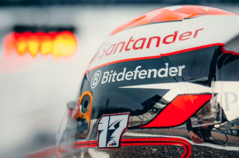 Charles Leclerc con un casco en memoria a Jules Bianchi
