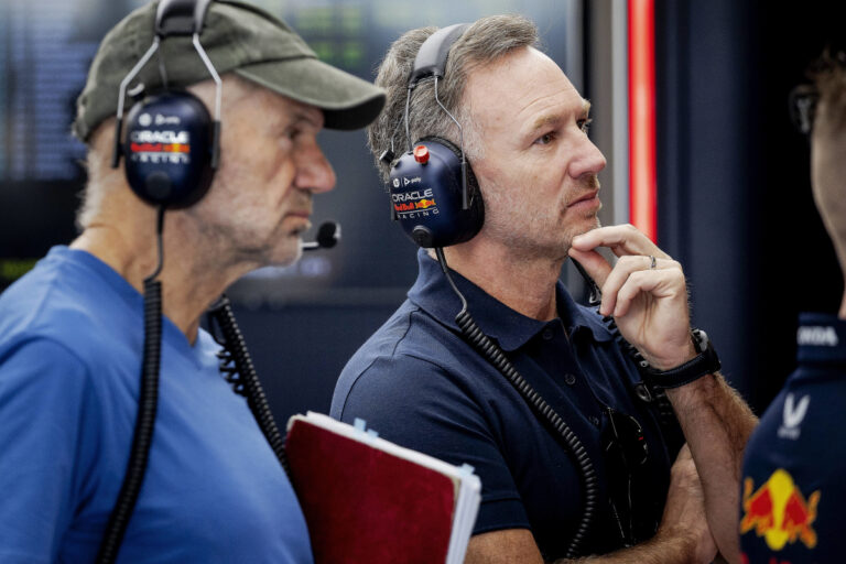 Mike Krack director del equipo Aston Martin, ha revelado si intentan contratar a Adrian Newey.