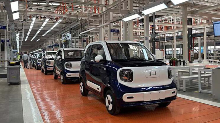 FAW Bestune Pony sale de la línea de producción