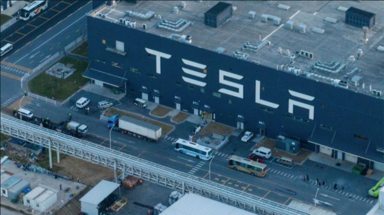 Tesla despide más personal en software y equipos de servicio