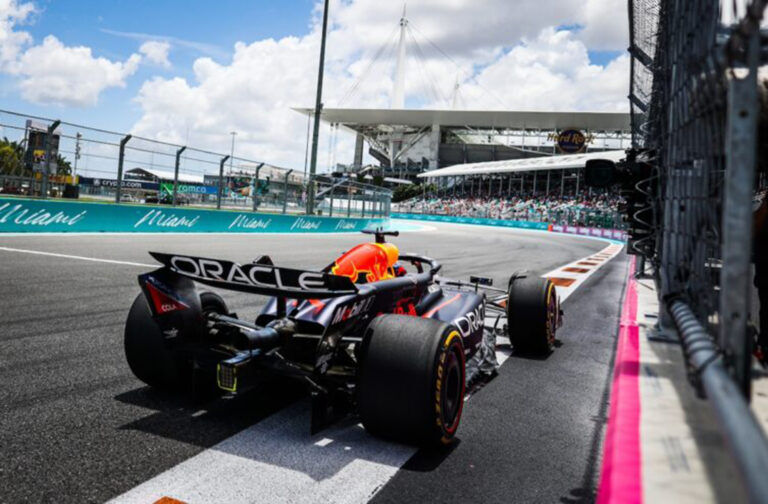 Max Verstappen recibió seis de seis y parte con los Ferrari al acecho
