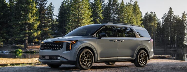 Kia agrega versión híbrida a la línea Carnival MPV 2025