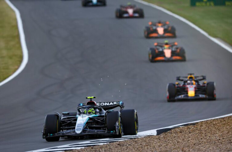 Lewis Hamilton bajo la lluvia gana el Gran Premio Silverstone, ¡su primera victoria desde 2021!