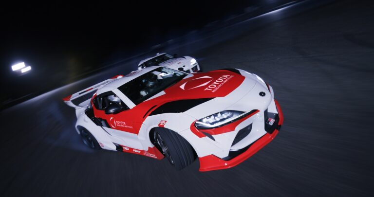 El Instituto de Investigación de Toyota y los ingenieros de Stanford logran la primera secuencia de drift en tándem totalmente autónoma