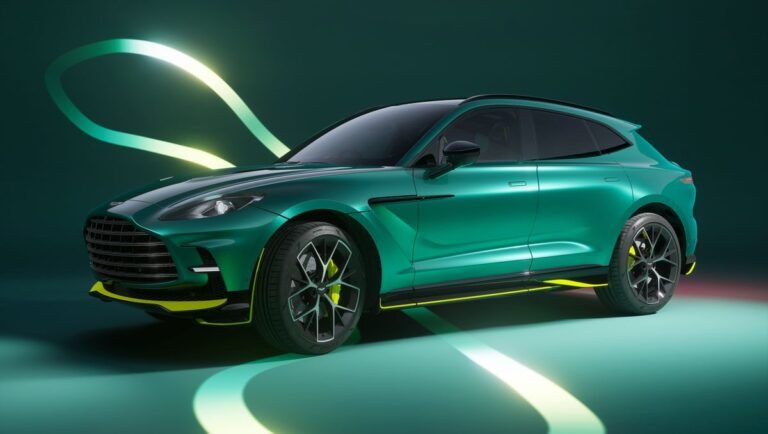 Aston Martin viste al gigante DBX707 con los colores del esbelto AMR24