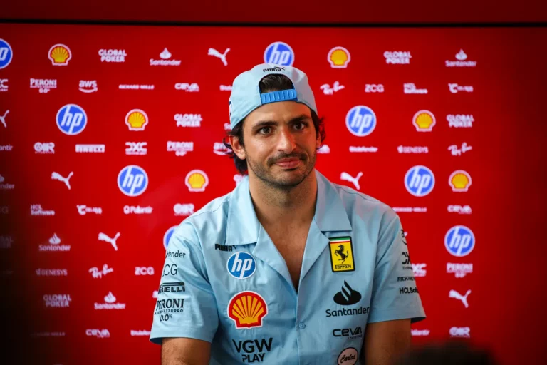 Carlos Sainz Jr. en la lista de Mercedes para sustituir a Lewis Hamilton