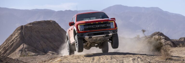 Robaron diez F-150 Raptor de la fábrica y los ladrones se quedan sin gasolina