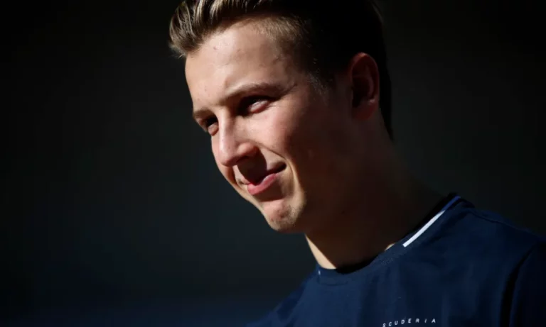 Helmut Marko promete que Liam Lawson tomará una decisión el próximo mes