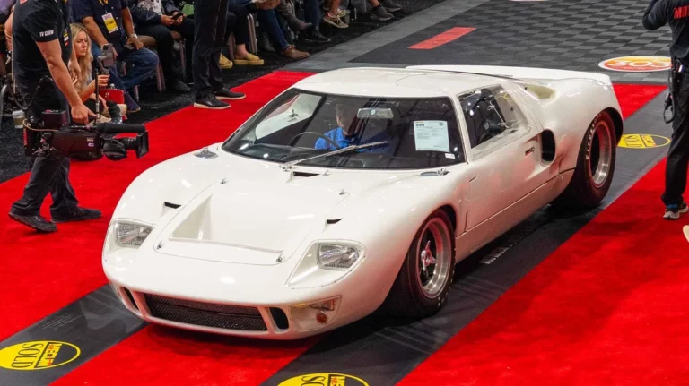 La subasta de autos de colección Mecum Monterey 2024 alcanzó los 54 millones de dólares en ventas
