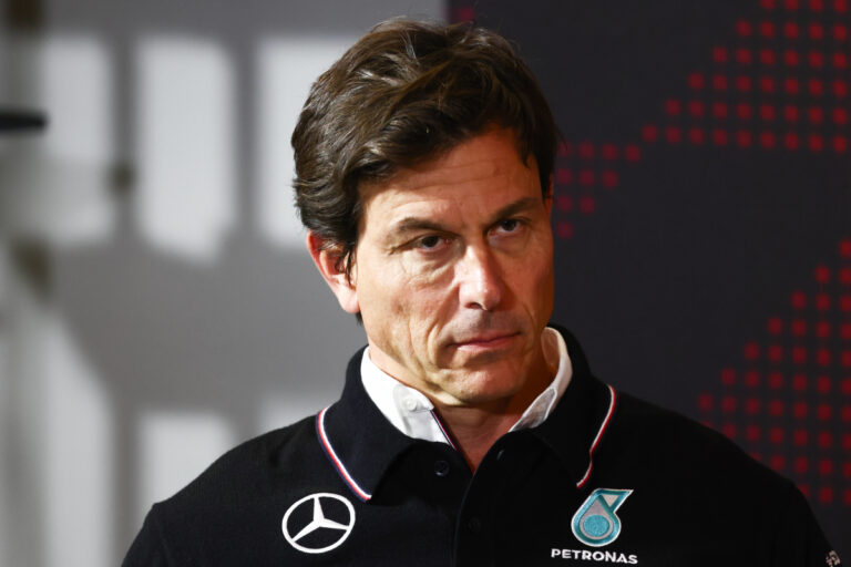 Mercedes revela una pista IMPORTANTE sobre el fichaje de un piloto de F1 para 2025