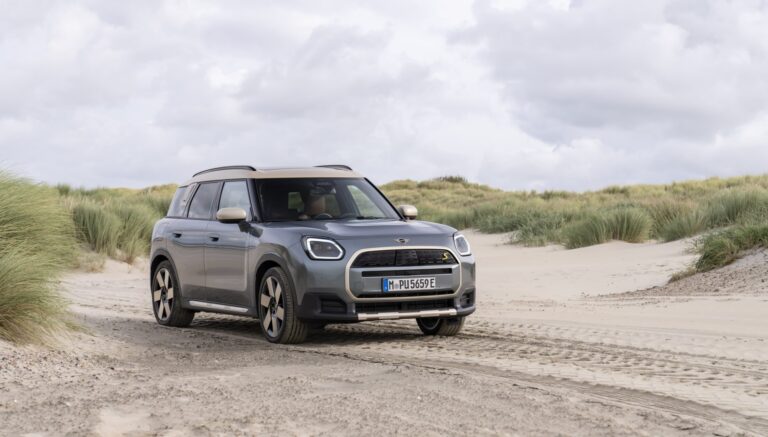 MINI celebra 65 años con la llegada del Countryman SE ALL4 2025
