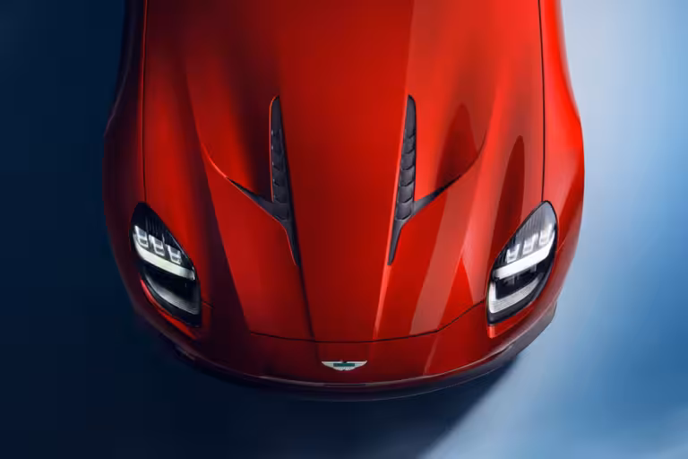 El Vanquish 2025 cuenta con una nueva plataforma, un nuevo motor V12 y algunas ideas de la vieja escuela