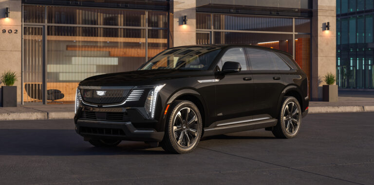 El primer Cadillac Escalade IQ 2025 EV con el número 001 se subastará en Barrett-Jackson