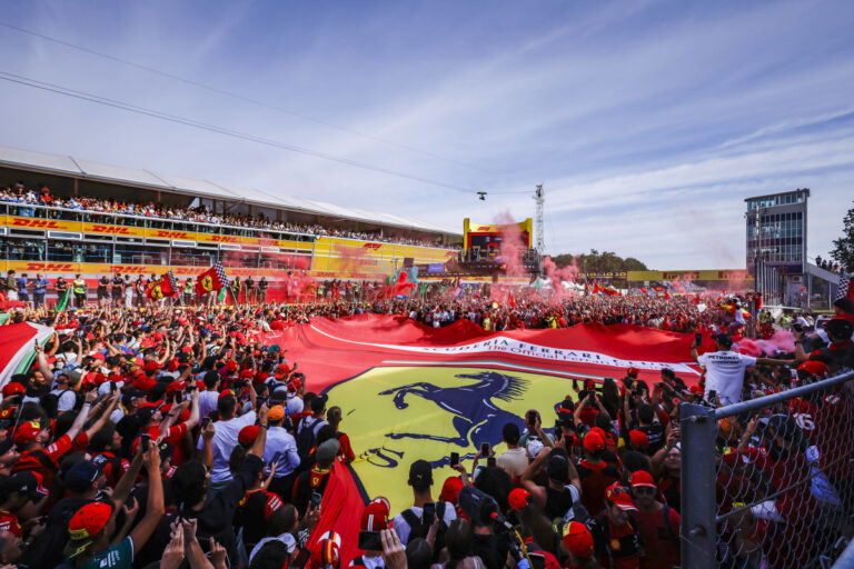 Charles Leclerc gana y Ferrari supera a McLaren en casa
