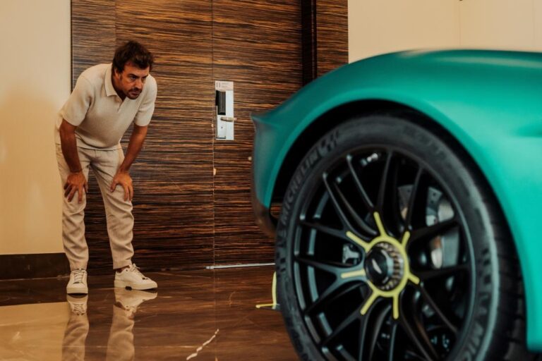 Fernando Alonso, recibe su nuevo Aston Martin Valkyrie en Mónaco