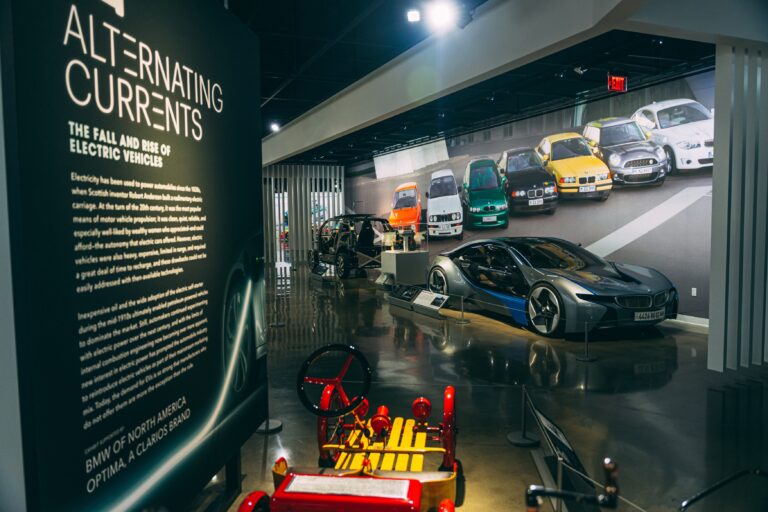 Las innovaciones pioneras de BMW en electromovilidad se muestran en el Museo Automotriz Petersen