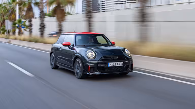 MINI celebra 25 años de su era moderna bajo BMW Group