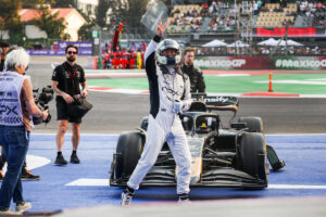 Brad Pitt celebró la victoria en el Gran Premio de México el domingo, antes que comenzara la carrera