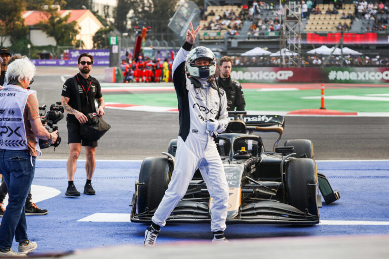Brad Pitt celebró la victoria en el Gran Premio de México el domingo, antes que comenzara la carrera